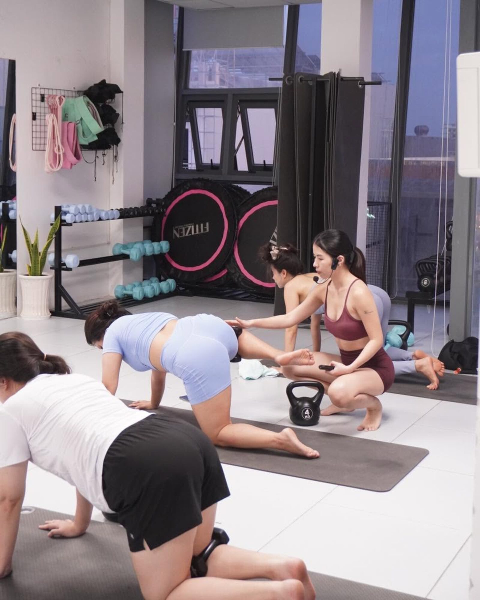 Coach hướng dẫn động tác trực tiếp